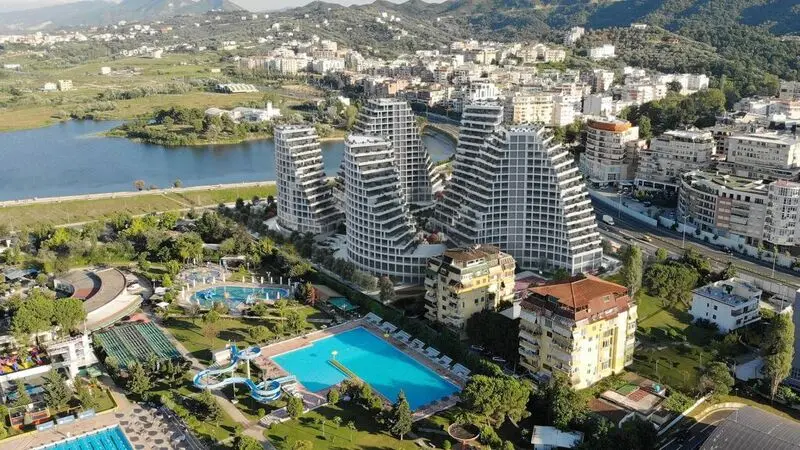 Architettura moderna di Tirana con piscine e lago